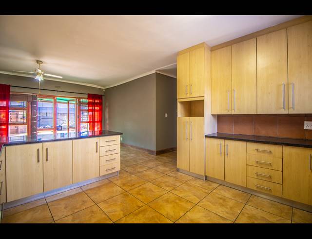 6 BEDROOM HOUSE RENTED IN RUITERSHOOGTE